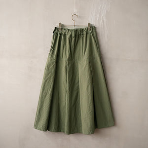 LIP CLOTH FLARE TUCK SKIRT