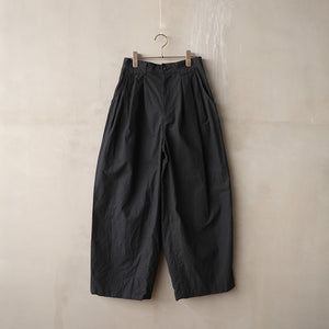 LIP CLOTH THREE TUCK WIDE PANTS