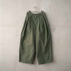 LIP CLOTH THREE TUCK WIDE PANTS
